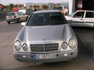GUANTERA MERCEDES-BENZ CLASE E (BM 210) BERLINA 290 Turbodiesel (210.017) - fotografía 2
