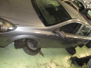 REFUERZO PARAGOLPES DELANTERO OPEL ASTRA H BERLINA Essentia - fotografía 3