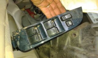 ELEVALUNAS DELANTERO IZQUIERDO TOYOTA COROLLA (E11) 1.6 Linea Luna Berlina (4-ptas.) - fotografía 6