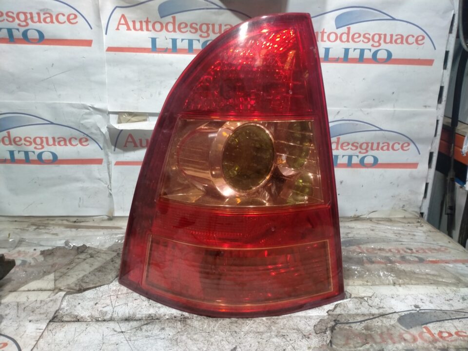 PILOTO TRASERO IZQUIERDO TOYOTA COROLLA (E12) 2.0 D-4D Linea Luna Berlina