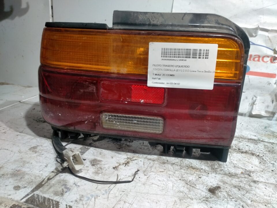PILOTO TRASERO IZQUIERDO TOYOTA COROLLA (E11) 2.0 D Linea Terra Sedán (4-ptas.)
