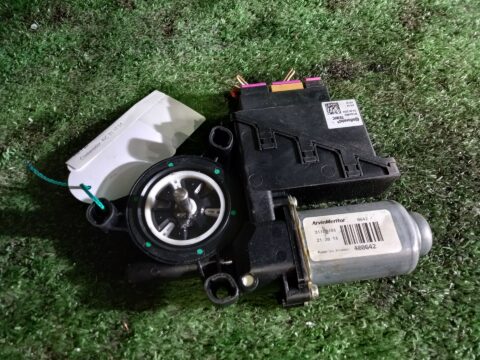 MOTOR ELEVALUNAS DELANTERO DERECHO VOLKSWAGEN POLO IV (9N1) Highline