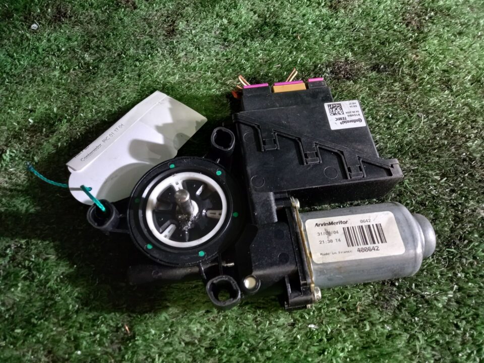 MOTOR ELEVALUNAS DELANTERO DERECHO VOLKSWAGEN POLO IV (9N1) Highline