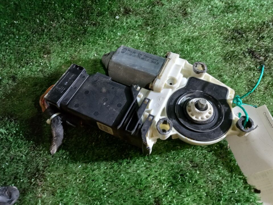 MOTOR ELEVALUNAS DELANTERO DERECHO VOLKSWAGEN GOLF IV BERLINA (1J1)(10.1997) Conceptline