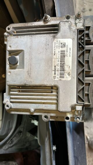 CENTRALITA MOTOR UCE RENAULT TRAFIC III COMBI Mixto N1 L1H1 28t (56 plazas) - fotografía 1