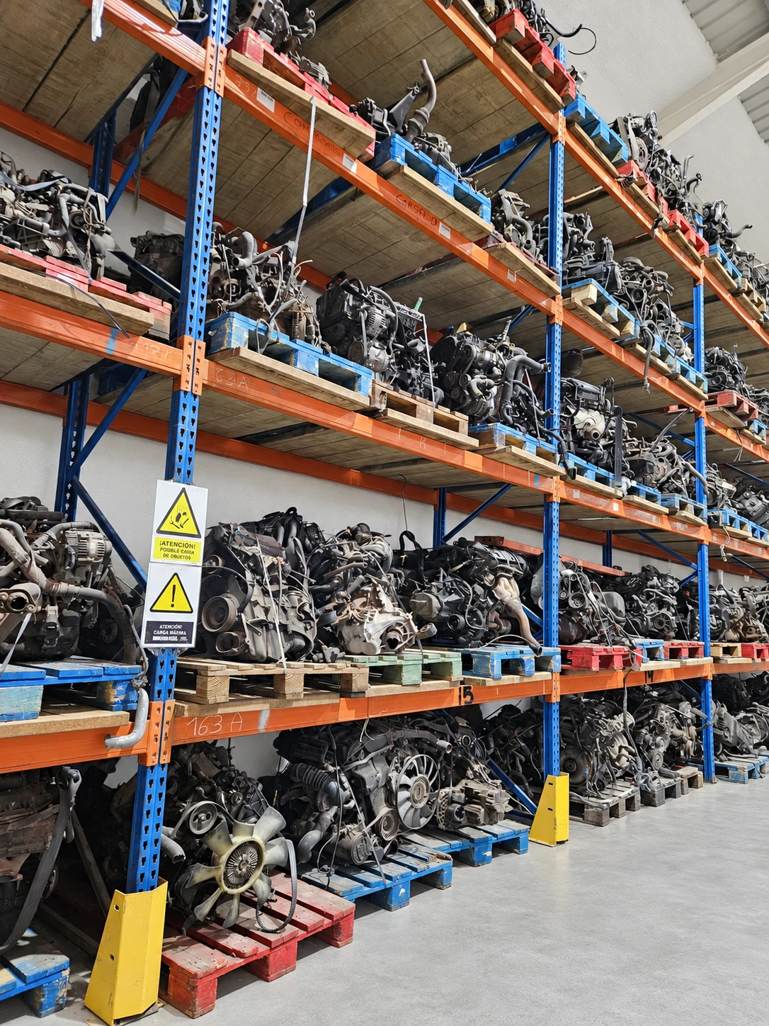 Estanterías de motores y recambios en el almacén de Lito